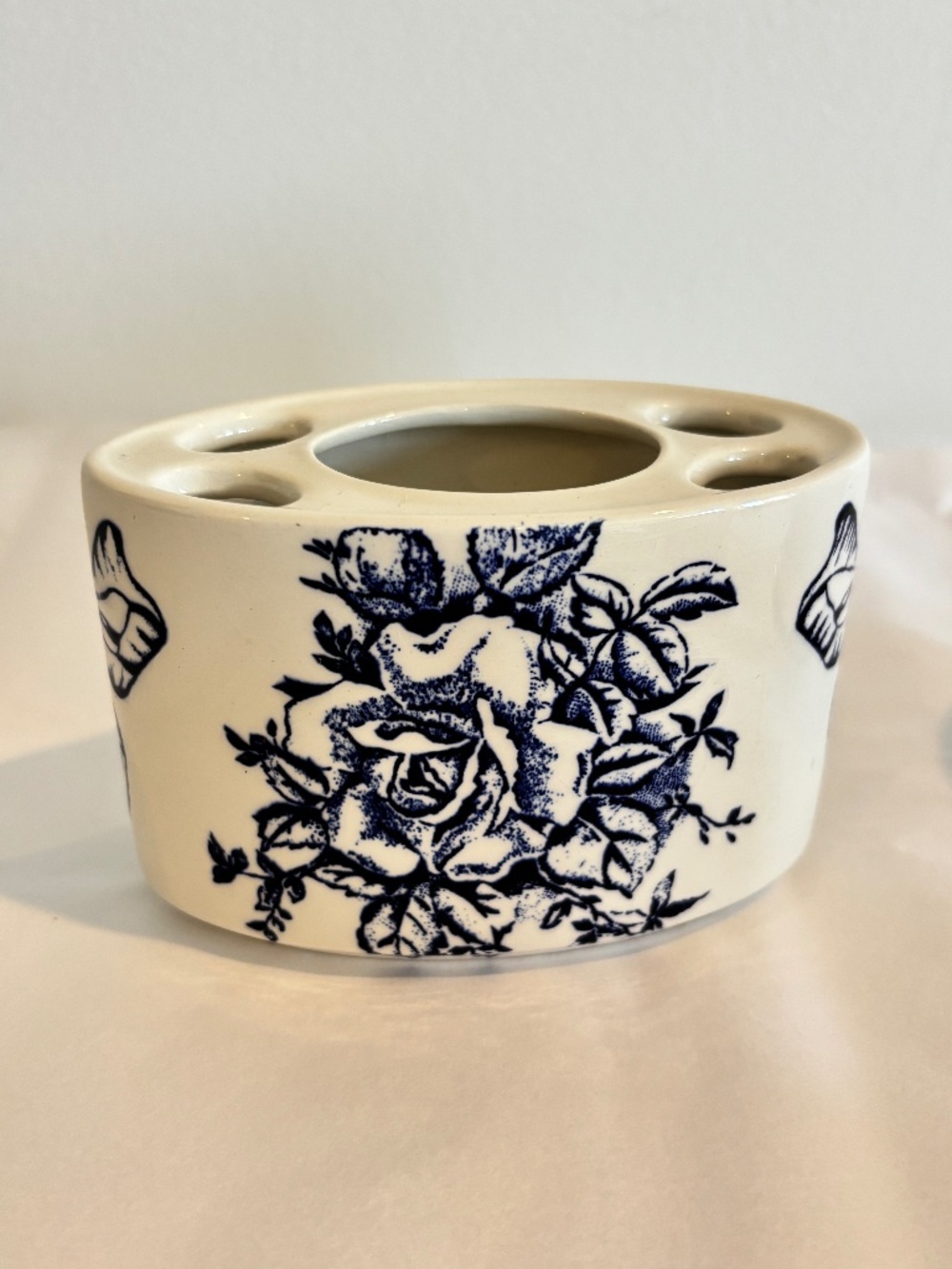 James Kent/Fenton England Garland pattern toothbrush holder ceramic white blue